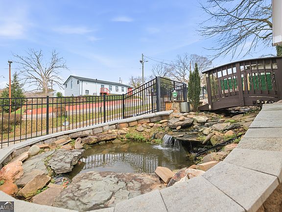 3rd image of 376 Roy St SW