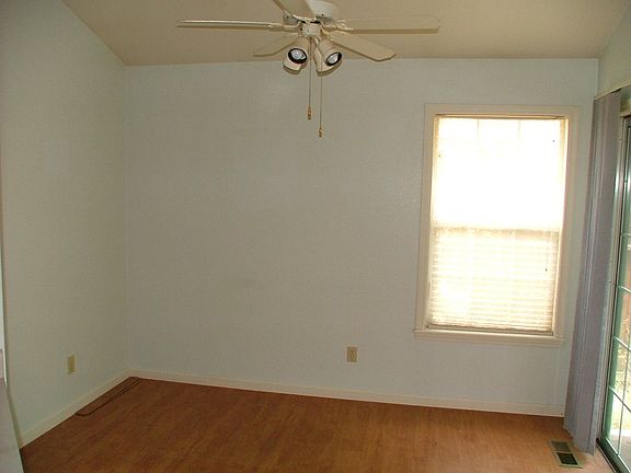 3rd image of 401 Springview Dr