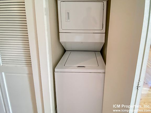 3rd image of 851 W Wellington Ave APT 2