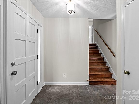 5th image of 806 Shadowbrook Dr