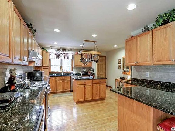 4th image of 1675 Pequash Ave