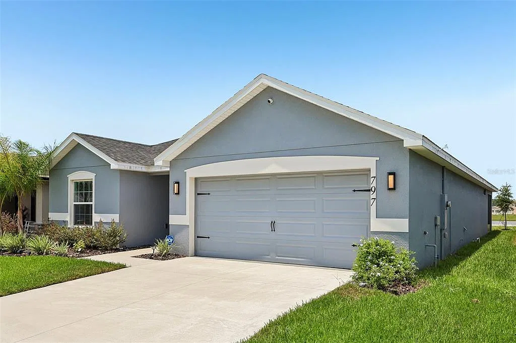 3 bed, 2.0 bath, 2005 sqft, $2,400 — Photo 3