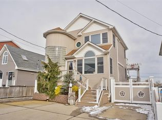 978 Pacific St, Lindenhurst, NY 11757