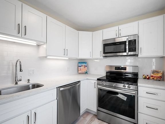 4th image of 178 N End Blvd Unit A