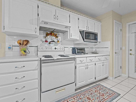 3rd image of 809 SW Summer Breeze Pl