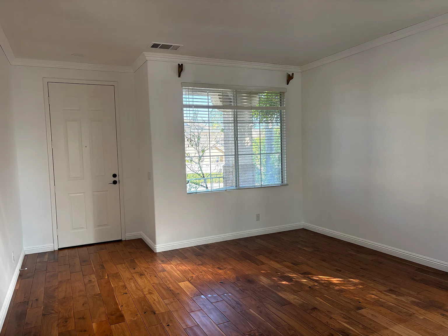 4 bed, 2.5 bath, 2031 sqft, $5,195 — Photo 3