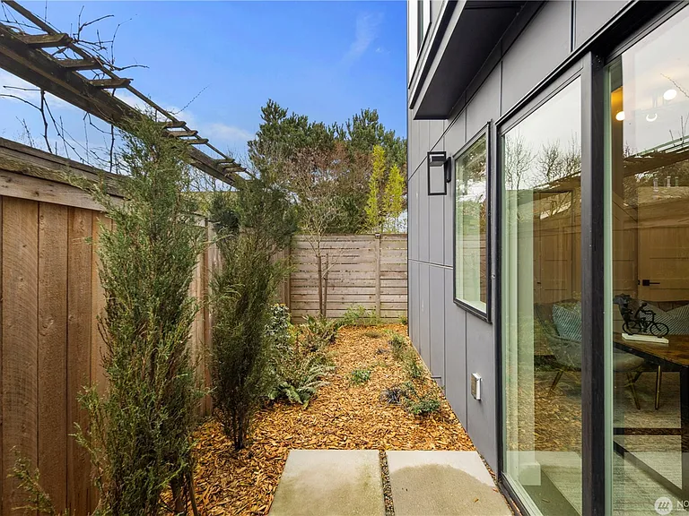 4018 Beach Dr SW — Photo 24
