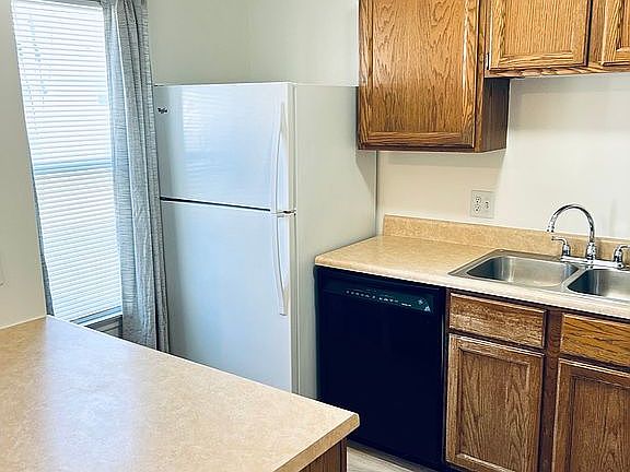 3rd image of 712 Sugar Glen Dr