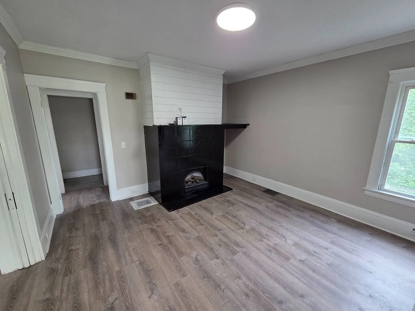 Charming 5 Bed Property at Prime Location — Photo 4