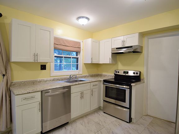 Updated Kitchen w/new Appl