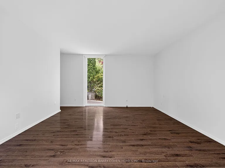21 Tudor Gate — Photo 16