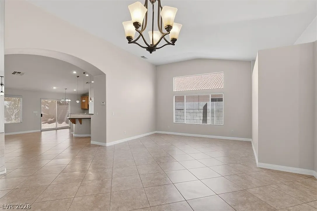4 bed, 2.5 bath, 2321 sqft, $2,400 — Photo 3