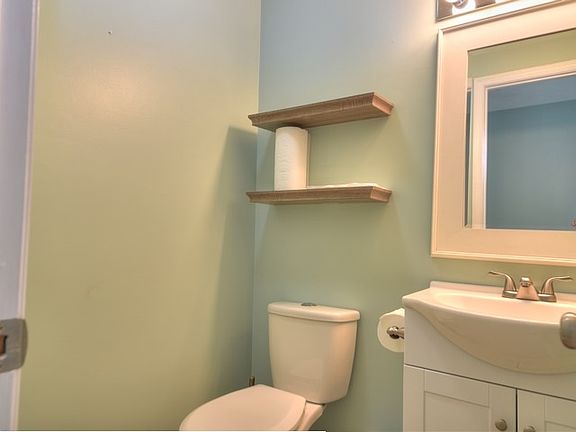 5th image of 224 Emerald Dr
