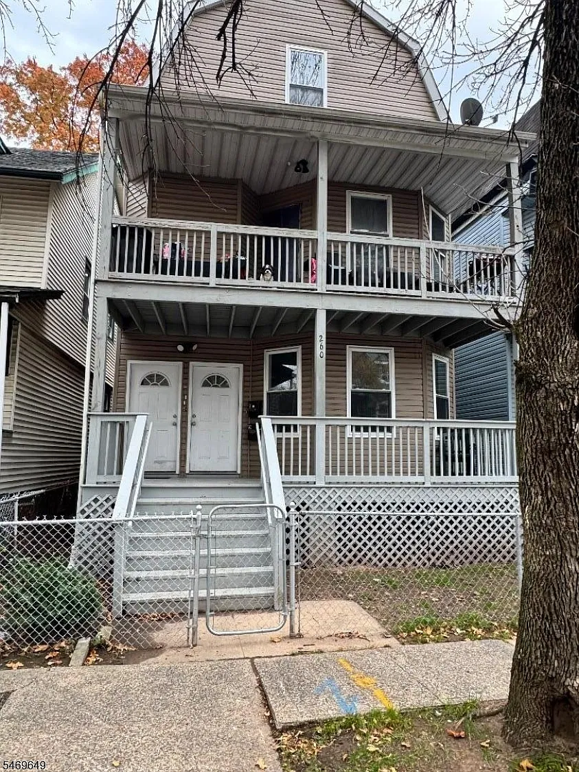3 bed, 1.0 bath, $1,900 — Photo 1