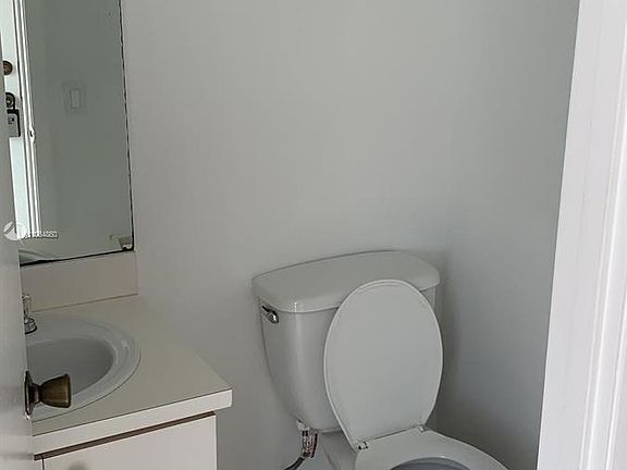 5th image of 2903 NE 163rd St APT 606