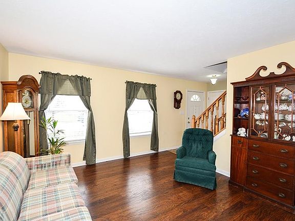 2nd image of 220 Dupont Ln