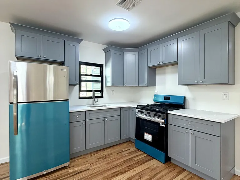 19 Tompkins Ct — Photo 3
