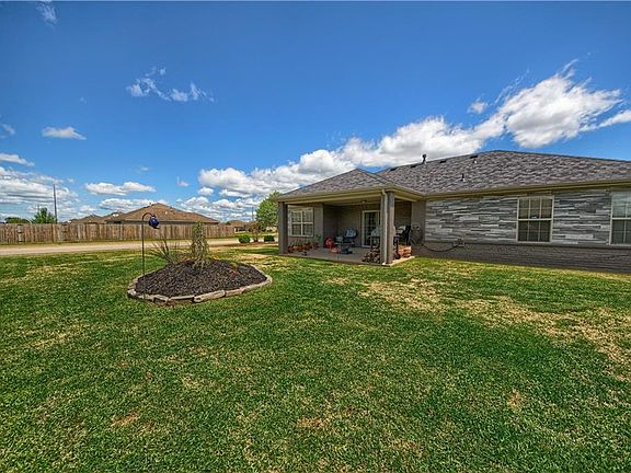 5th image of 400 Willow Dr