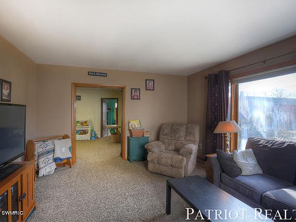4th image of 109 W Pine St