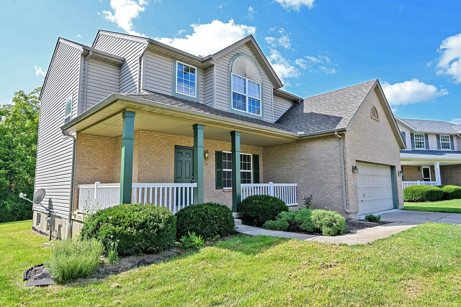 4 bed, 2.5 bath, 3000 sqft, $3,200 — Photo 2