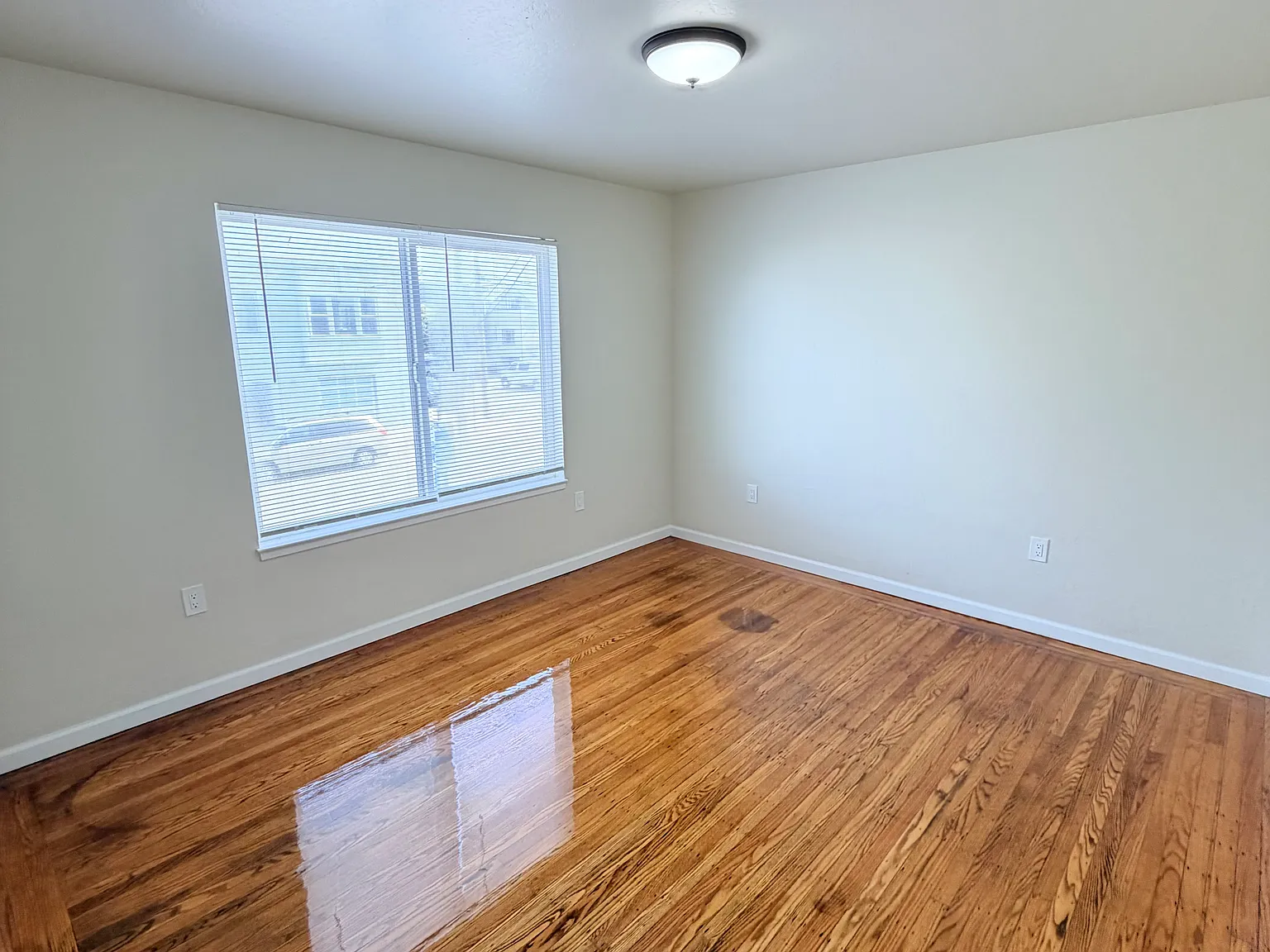 2 bed, 1000 sqft, $5,200 — Photo 4