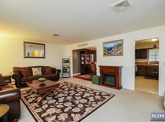 3rd image of 355 Boulevard