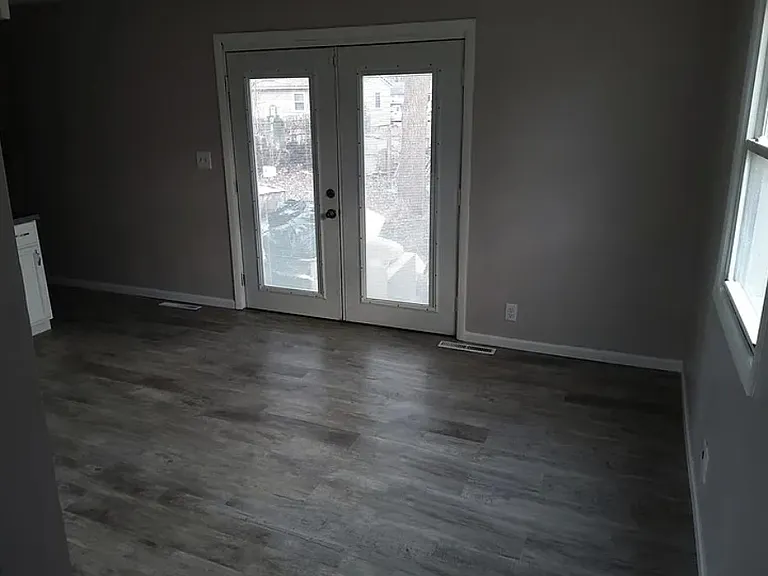 1412 Queens Way — Photo 4