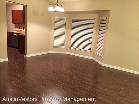 2nd image of 900 Sunny Ln