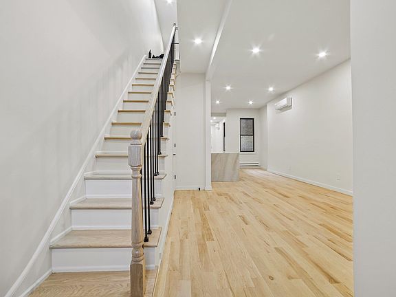 2nd image of 62.5 Oak St #2