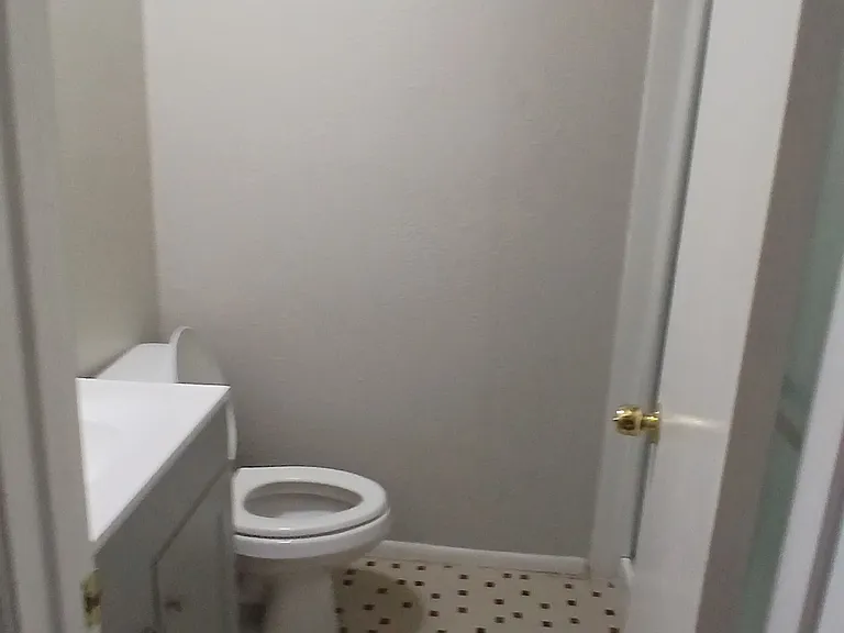 1374 Giles Ave — Photo 8