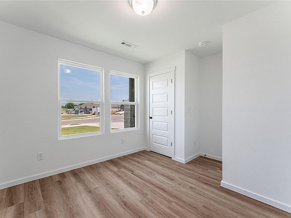 4th image of 1506 E Vangston Dr