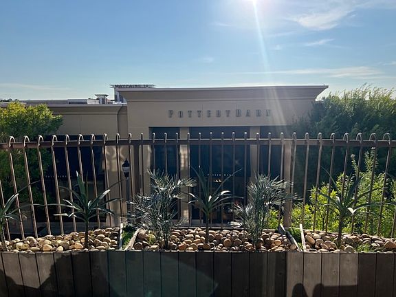 ___ Location / Lifestyle
Step outside to shops, cafes, rooftop bars, and boutique fitness _ all within steps

Over a dozen dining options right downstairs _ no car (or Uber) needed

Live above it all in Wilmington's most walkable and vibrant neighborhood