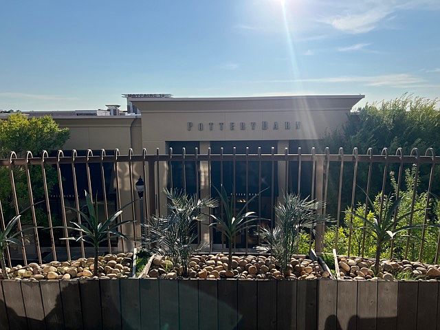 ___ Location / Lifestyle
Step outside to shops, cafes, rooftop bars, and boutique fitness _ all within steps

Over a dozen dining options right downstairs _ no car (or Uber) needed

Live above it all in Wilmington's most walkable and vibrant neighborhood