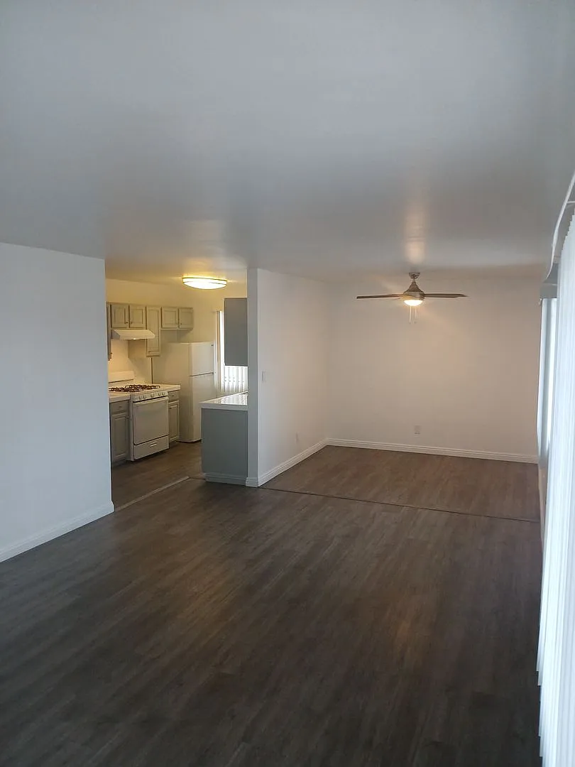 812 Hyde Park Blvd — Photo 3