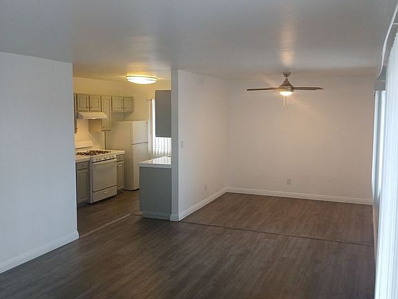 3rd image of 812 E Hyde Park Blvd APT 10