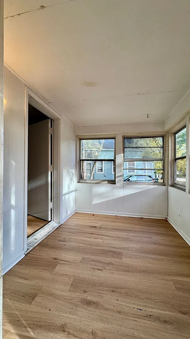 3 bed, 1.0 bath, $1,025 — Photo 2
