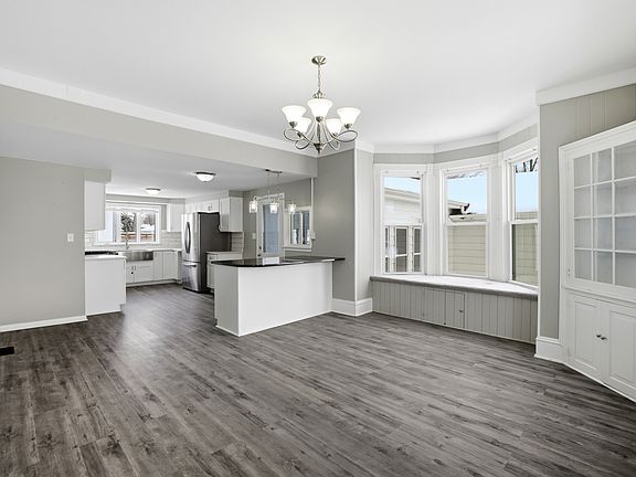 3rd image of 406 W Balsam St
