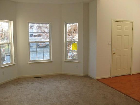 2nd image of 318 Peach Tree Cres