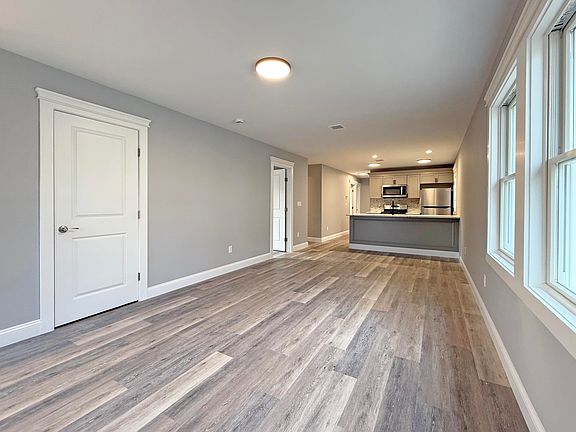 3rd image of 152 Priscilla Ave