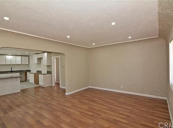 3rd image of 1288 N Mount Vernon Ave