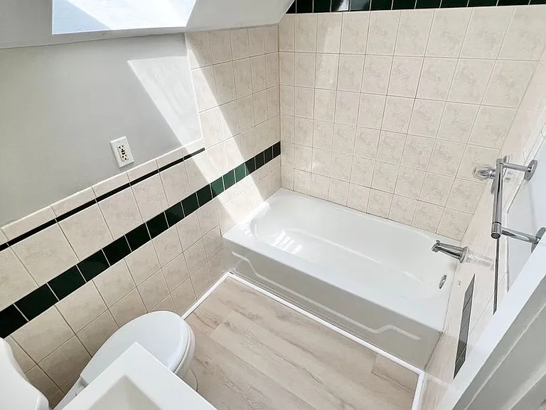 9 Abbotsford St #3 — Photo 14
