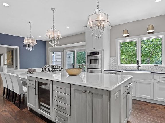 5th image of 939 Arlington Oaks Ter