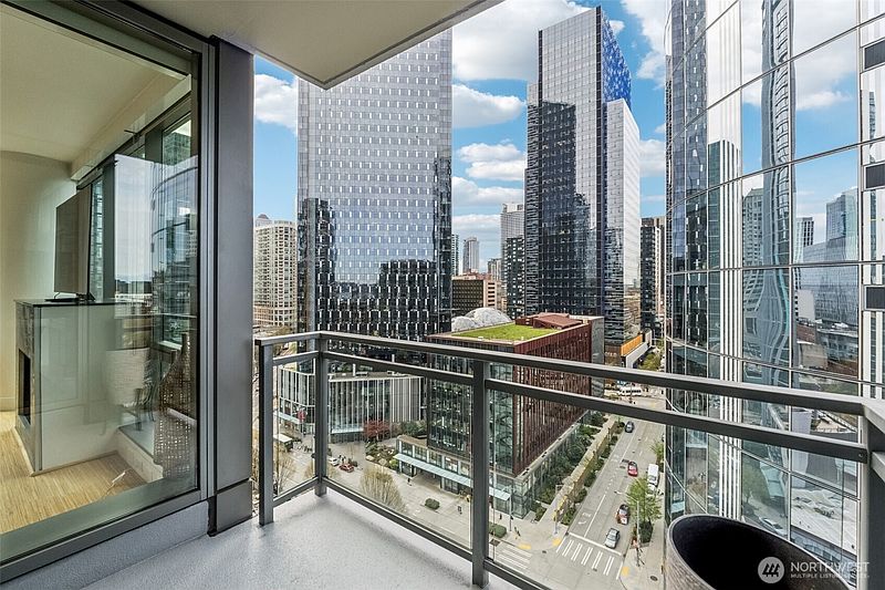 4th image of 820 Blanchard Street #1507