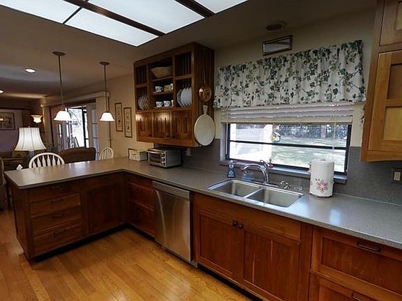 5th image of 411 Kentwood Ave