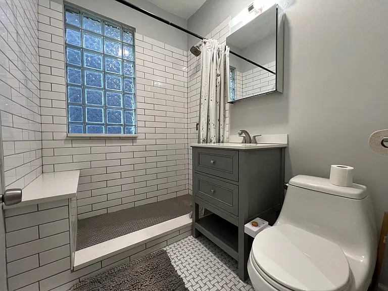 2335 W Barry Ave #2 — Photo 7
