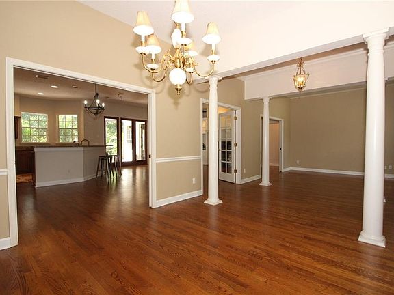 5th image of 2041 Cotswold Dr