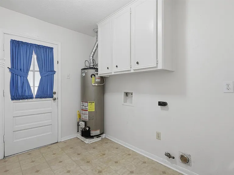 5923 Pinewood Springs Dr — Photo 10