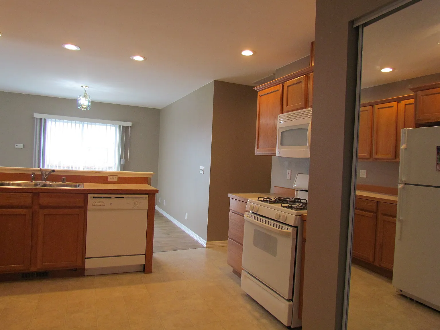 3 bed, 1200 sqft, $2,100 — Photo 4