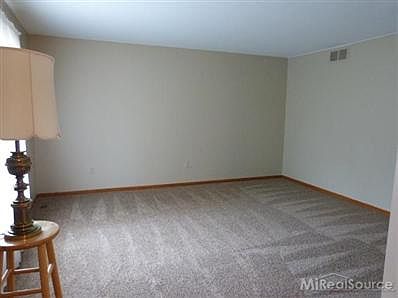 4th image of 15520 Luxemburg Ave