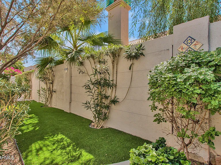 1138 E Amberwood Dr — Photo 34